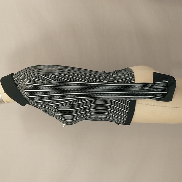 French Blouse Graphic Black & White Stripe Dramatic Cuff & Collar Stretch Fabric - Picture 3 of 12